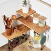 HYNAWIN Estante esquinero de bambú y metal de 3 niveles para almacenamiento de especias, estantería de ahorro de espacio con ganchos, estante de exhibición ajustable para decoración creativa del hogar