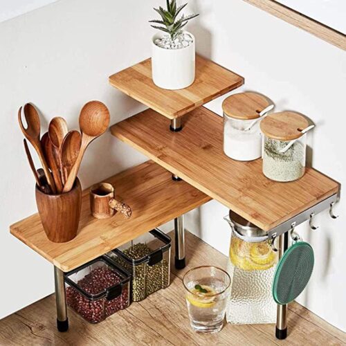 HYNAWIN Estante esquinero de bambú y metal de 3 niveles para almacenamiento de especias, estantería de ahorro de espacio con ganchos, estante de exhibición ajustable para decoración creativa del hogar