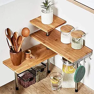 HYNAWIN Estante esquinero de bambú y metal de 3 niveles para almacenamiento de especias, estantería de ahorro de espacio con ganchos, estante de exhibición ajustable para decoración creativa del hogar