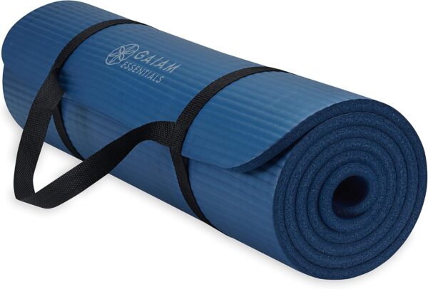 Gaiam Essentials Tapete de yoga grueso para acondicionamiento físico y ejercicio, con correa de transporte fácil de ajustar, 72 pulgadas de largo x 24 pulgadas de ancho x 2/5 pulgadas de grosor