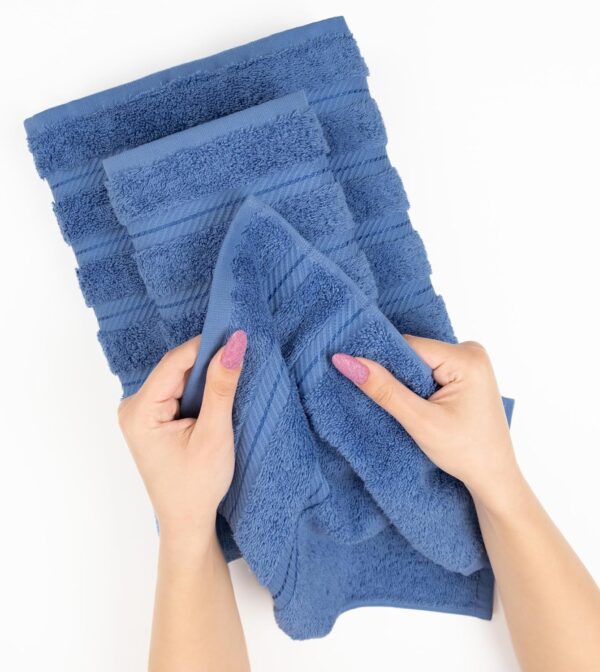 American Soft Linen - Juego de 4 toallas de baño, 100% de algodón turco de 27 x 54 pulgadas, toallas de baño extragrandes, toallas para ducha, color azul eléctrico