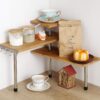 HYNAWIN Estante esquinero de bambú y metal de 3 niveles para almacenamiento de especias, estantería de ahorro de espacio con ganchos, estante de exhibición ajustable para decoración creativa del hogar